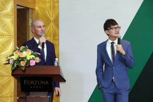 Dược sĩ Tiến tham gia thuyết trình và phiên dịch cho các chuyên gia nước ngoài tại hội thảo “Xu hướng làm đẹp toàn diện 2017”