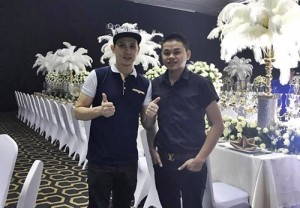 Ca sĩ Nguyên Vũ cùng Simon Tứ chuẩn bị cho sự kiện tối nay