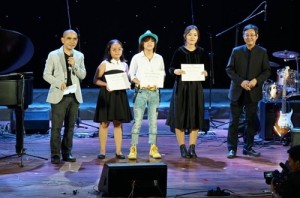 Thiên Khôi (giữa) lần thứ 2 được nhận học bổng âm nhạc MPU do chính nhạc sĩ Đức Trí (bìa trái) trao tặng