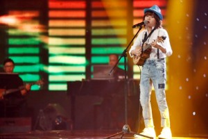 Thiên Khôi tự đêm đàn và hát ca khúc 'Count on me'