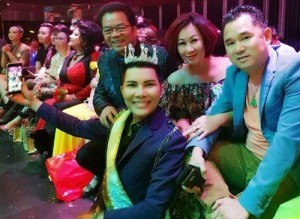 Chiêm tinh gia Sáu Ẩn trong một chương trình thiện nguyện tổ chức tại hải ngoại