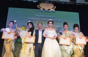 Phút đăng quang của các người đẹp tại đêm chung kết Nét đẹp Công sở 2017