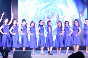 Các Đóa Hồng Xanh trình diễn trang phục dạo phố của Charfas