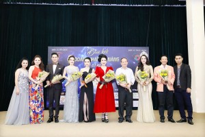 Ông Trung Hoàng, Trưởng BTC (bìa phải) tặng hoa cám ơn Ban giám khảo cuộc thi Doanh nhân tài năng 2018