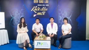 Nhà văn Nguyễn Ngọc Thạch (thứ 2 từ trái sang) trong buổi giao lưu