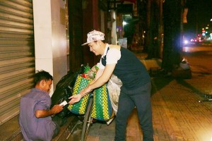 Rủ bỏ hình ảnh sang trọng, Nguyên Vũ giản dị trao quà từ thiện giữa khuya