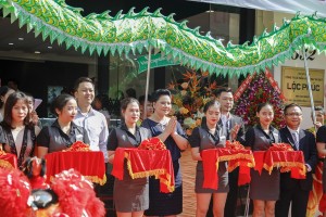 Ban giám đốc Lộc Phúc Fine Jewelry cùng cắt băng khánh thành khai trương siêu thị trang sức cao cấp