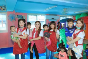Các bé mồ côi vui mừng ôm các thí sinh đến thăm
