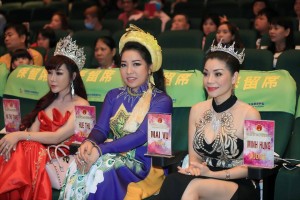 Á hậu Huệ Thư (giữa) trên hàng ghế giám khảo