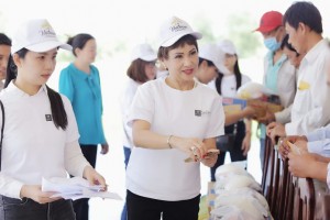 Hoa hậu Joanne Nguyễn xúc động khi về Long An làm từ thiện