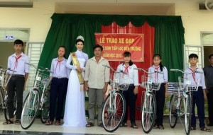 Á hậu Thúy Duy xúc động ngày về trường cũ làm thiện nguyện