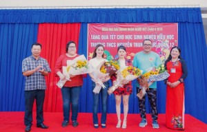 Ban giám hiệu nhà trường tặng hoa cảm ơn đoàn thiện nguyện. Từ trái qua: Đại diện Hội phụ huynh, Nhà báo Thanh Vy, Miss beautiful skin Hồ Thị Hương, Á hậu 2 – Hoa hậu Vì cộng đồng Kim Hi, Đạo diễn Anthony Võ và Hiệu trưởng nhà trường
