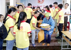 Các nghệ sĩ và tình nguyện viên trao quà tại Quảng Ngãi