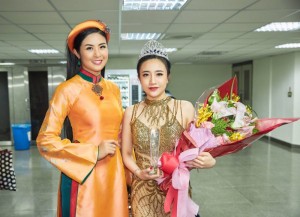 Á hậu Nguyễn Khánh Uyên (phải) và Hoa hậu Ngọc Hân