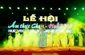 Hoa hậu Nguyễn Lan Vy sâu lắng với phần biểu diễn của mình