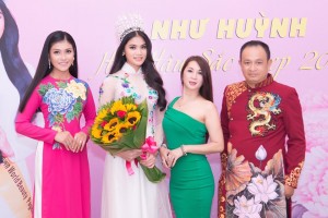 Hoa hậu Như Huỳnh và Á hậu Quý bà Tuyết Mai (áo xanh) và NTK Nguyễn Tuấn