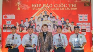Đạo diễn Nguyễn Minh cùng với 4 vương miện sẽ trao cho Tứ Đại Doanh Nhân Tài Sắc 2019