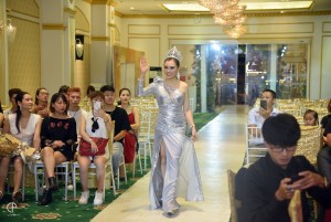 Á hậu Anh Nguyễn thần thái trong màn catwalk chào khán giả