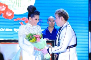 Ca sĩ Nguyên Vũ tặng hoa cám ơn hoa khôi Hoàng Hương