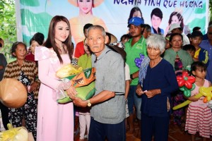 Hoa hậu Lê Khánh Tiên phát quà từ thiện cho bà con nghèo quê hương cô