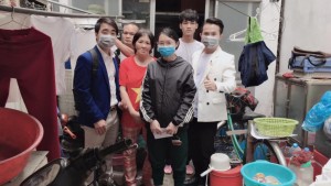 Nam vương Tony Cường Ngyuễn (bìa phải) trong chuyến đi tặng quà tại nhà chị Thạch