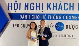 Với tư cách Tổng Phân Phối của hệ thống Cosmeheal, doanh nhân Vân Nguyễn xuất hiện lộng lẫy tại hội thảo