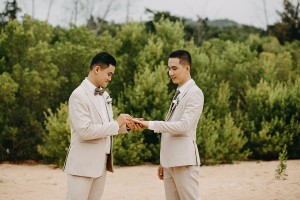 Trao nhẫn cưới cho nhau trong ngày cưới