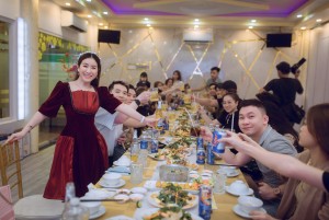 Kiều Linh mở tiệc chiêu đãi  nhân viên dù kinh doanh có khó khăn trong đại dịch