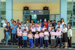 Trang Lạ điều hành quỹ từ thiện hội Xuân, giúp 5.000 trẻ em nghèo hơn 30 năm qua