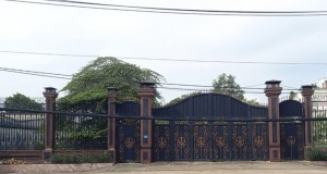 Tường rào và cổng kiên cố trước mặt tiền thửa đất 609 do bà Dung xây dựng