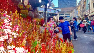 Gian hàng Tết đầy hàng hóa và màu sắc của những ngày giáp Tết