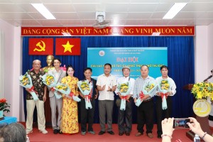 Nhạc sĩ Trương Anh (giữa) chúc mừng Ban chủ nhiệm mới của CLB Âm nhạc TP Thủ Đức
