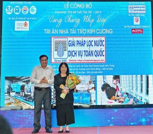 Ông Lê Hữu Thọ - Trưởng Ban Tuyên giáo và Dân vận Tỉnh ủy Khánh Hòa - tặng hoa cho Nhà tài trợ Kim Cương - Doanh nhân Trần Ánh Hoa