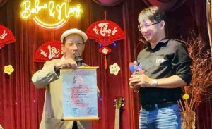 Nhạc sĩ Bảo Thu tặng kỷ niệm chương và bảng vinh danh cho ca sĩ Lý Dương