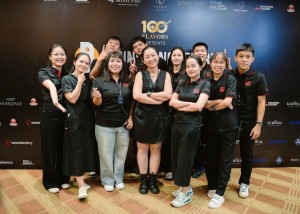 Bà Lữ Vân - CEO Lữ Gia Media cùng các nhân viên và cộng sự