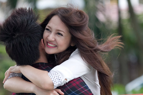 Bảo Anh ôm chặt "người yêu" trong MV