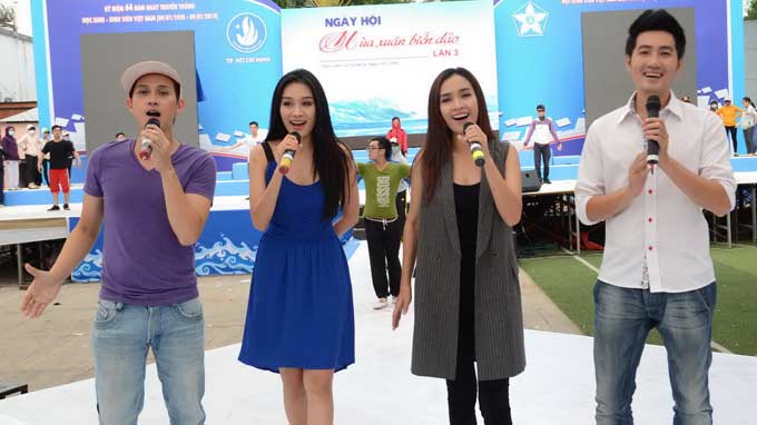 Từ trái sang: ca sĩ Nguyên Vũ, Minh Thư, siêu mẫu Ái Phương và ca sĩ Nguyễn Phi Hùng tập tiết mục Tiếng gọi non sông vào chiều 9-1 - Ảnh: T.T.D.