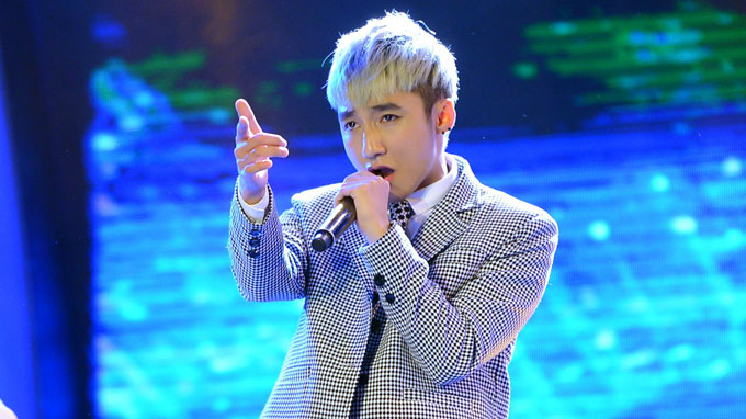 Ca sĩ Sơn Tùng MTP trình diễn ca khúc Em của ngày hôm qua trong đêm kết quả gala 3 - VietNam Idol 2014 ngày 2-3 - Ảnh: Quang Định