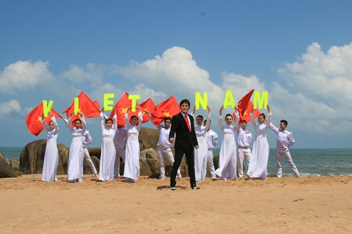 Chế Thanh làm MV hoành tráng hướng về biển Đông