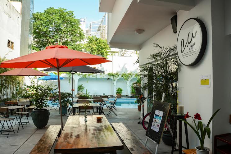 Không gian thoáng đẹp bên hồ bơi mát mẻ sẽ xóa tan cái nóng bức của mùa hè