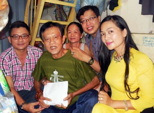Ban tổ chức chương trình Đêm nhạc Vinh Sử trao tiền cho nhạc sĩ tối 24-8 tại nhà riêng của ông