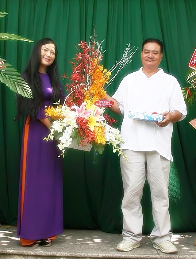 Nhà thơ Hồ Tịnh Văn tặng hoa cho biên tập Lưu Đăng Trung