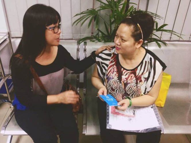 Ca sĩ Ánh Tuyết (trái) trao sổ tiết kiệm trị giá hơn 90 triệu cho chị Mộng Ngọc - con gái nhạc sĩ Thanh Bình - Ảnh: Minh Trang