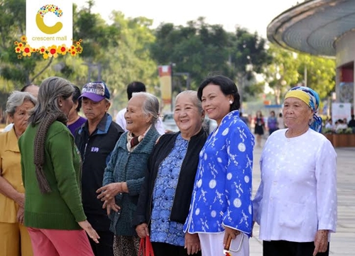 Nghệ sĩ Thiên Kim cùng các cụ từ Viện Dưỡng Lão Nghệ Sĩ đến tham gia chương trình