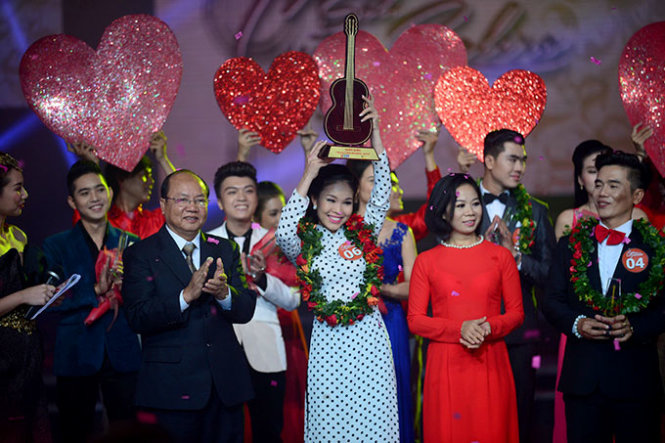 Thí sinh Lâm Ngọc Hoa trong giây phút đăng quang đêm chung kết Solo cùng bolero tối 16-1 tại TP.HCM - Ảnh: Quang Định