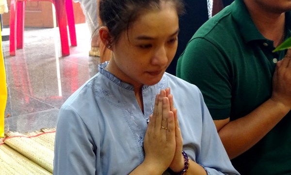 Đau xót vợ người mẫu Duy Nhân quỳ trước linh cữu chồng