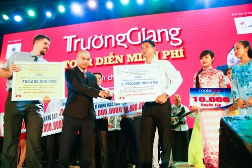 Ông Tô Ngọc Vũ – Tổng giám đốc Cty xe khách Vũ Linh (thứ 3 từ phải sang) thay mặt BTC nhận các bảng ủng hộ từ các đơn vị