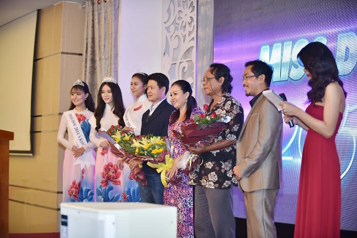 Ban giám khảo cuộc thi Miss DOF 2015 và các người đẹp đoạt giải cuộc thi năm ngoái