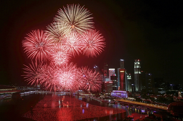 Khung cảnh thời khắc giao thừa tại vịnh Marina, Singapore. Ảnh: Reuters