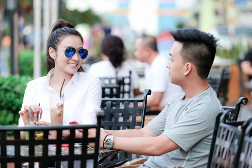 Tươi cười và tình tứ bên trai lạ